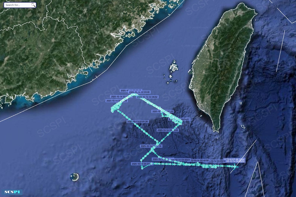 「南海戰略態勢感知計畫」表示，13日深夜監測到美軍編號「AE1D91」的EP-3E電偵機在台灣西南空域繞行。（取自SCSPI推特）