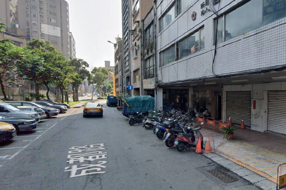 50歲西班牙籍依姓女子於2日入境台灣後，由台籍男友幫忙承租台北市萬華某公寓當作居家檢疫處所。（翻攝自googlemap）