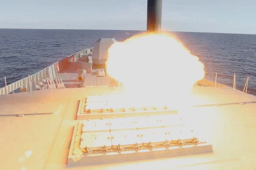 俄羅斯「戈爾什科夫上將號」巡防艦於白海海域發射鋯石極音速巡弋飛彈。（湯森路透）