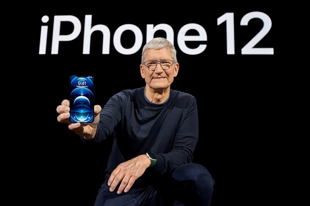 新台幣強勁升值，但新一代蘋果手機iPhone 12卻被網友發現賣得比美國還貴，圖為蘋果執行長庫克。（湯森路透）