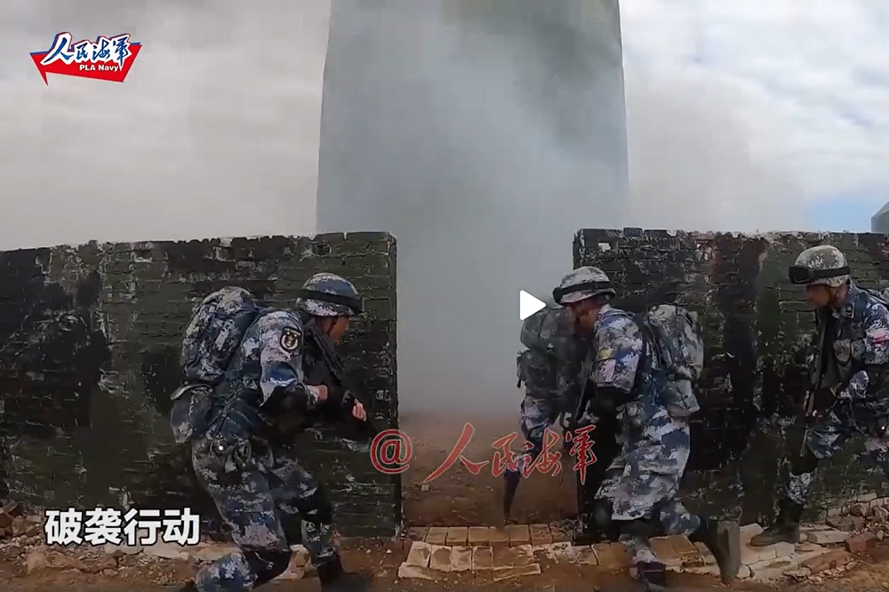 中國海軍陸戰隊訓練畫面曝光。（擷取自《央視軍事》微博）