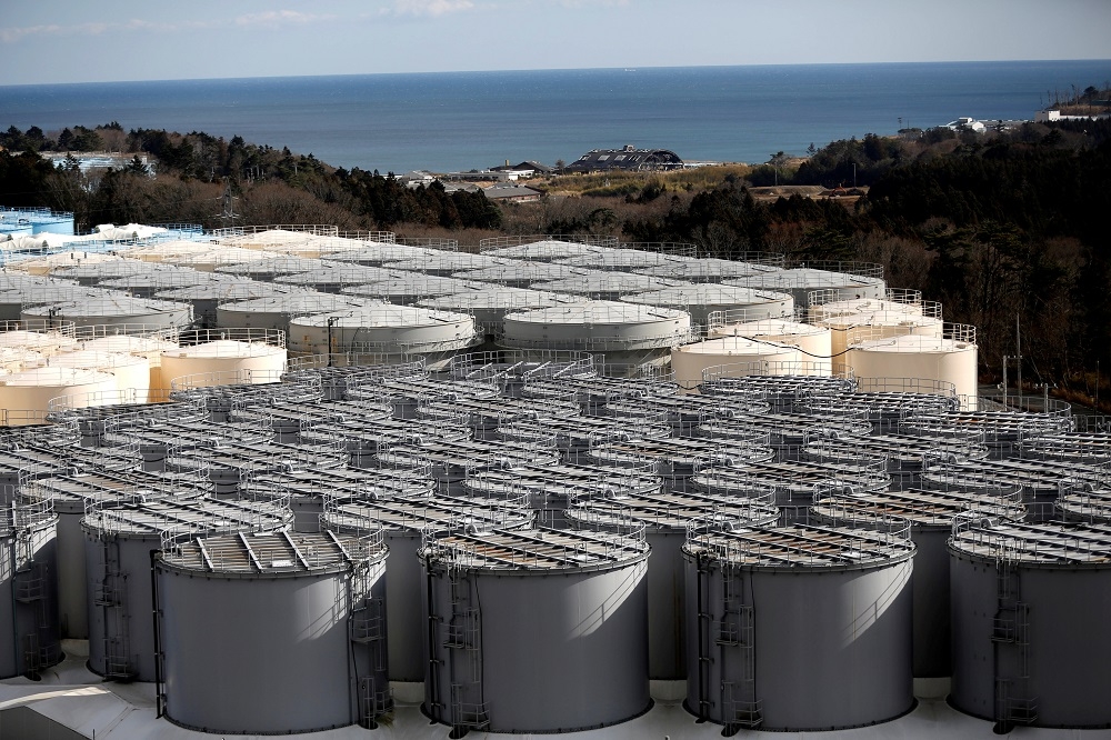 日本福島第一核電廠儲存放射性汙水的暫存槽。（湯森路透）