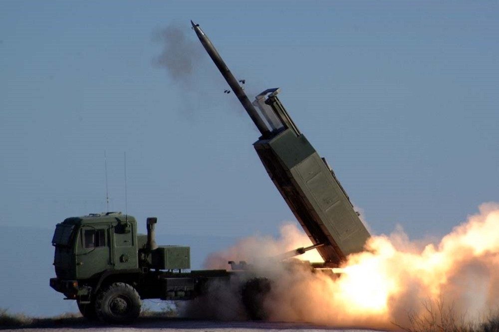 海馬斯多管火箭系統能安裝於陸軍戰術飛彈系統，射程高達300公里。（維基百科）