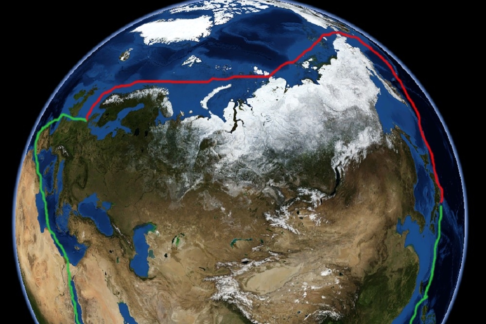 中國海軍取道俄羅斯北方航線（紅線）的前提為中俄北極軍事合作。（維基百科）