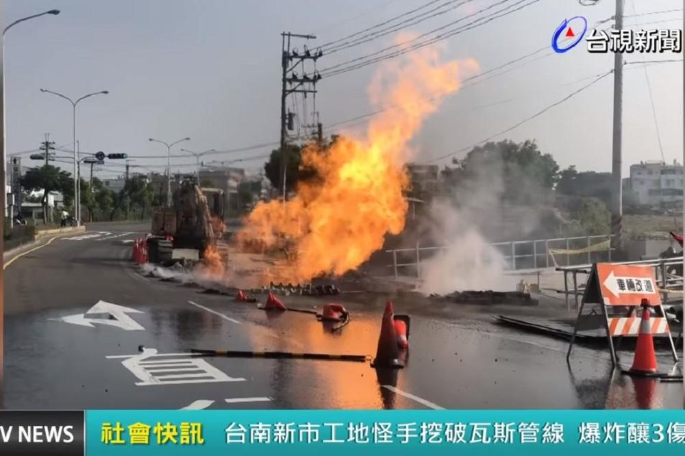 台南市新市區發生工安意外，怪手施工時，疑挖斷瓦斯管線，造成爆炸和熊熊烈火，3名工人灼傷送醫（取自台視新聞Youtube）