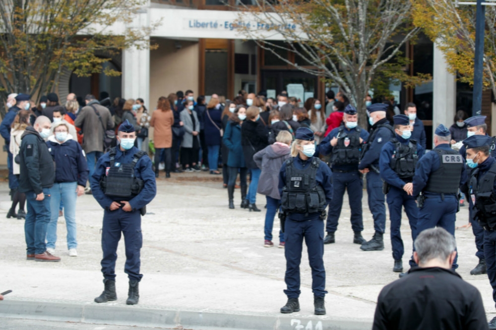 法國巴黎郊外一所學院發生教師被「斬首」，大批警察進駐校園維安。（湯森路透）
