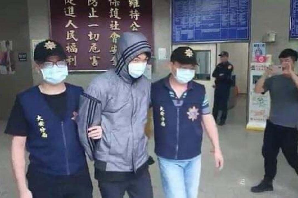 提供香港流亡港人在台合法工作的餐廳「保護傘 Aegis」日前遭潑糞，嫌犯莫凡17日落網。（取自「獨眼新聞」粉專）