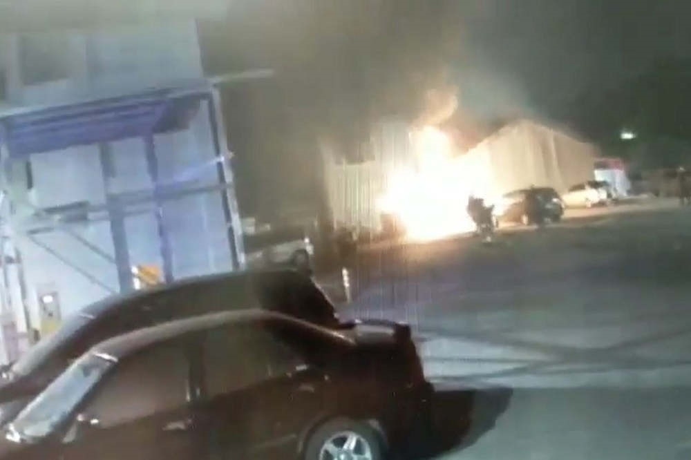 嘉義市南田公園旁一處鐵皮屋2樓，15日發生大火釀1死。（取自鄭榮貴臉書）