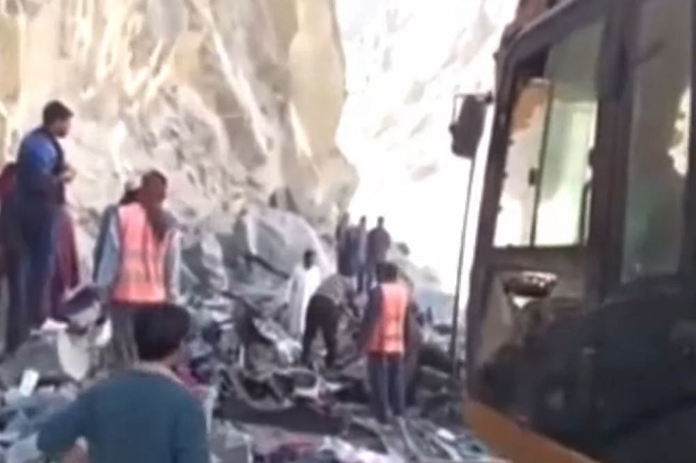 巴基斯坦一輛巴士被山崩所掩埋。（擷取自YouTube「Live Pakistan」頻道）