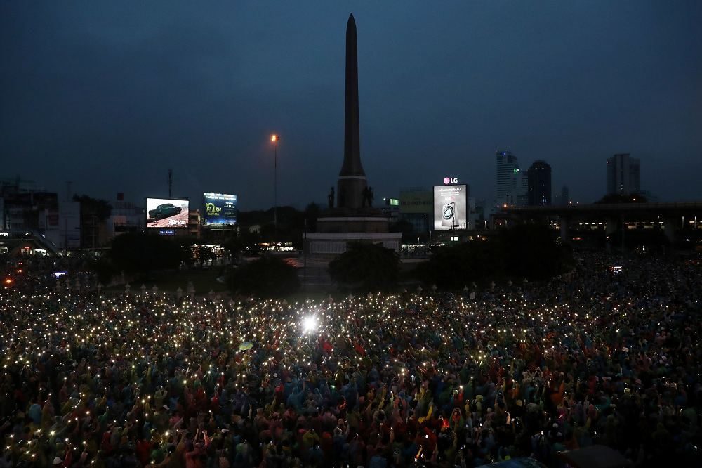 曼谷民眾無視禁令，19日仍有大規模人潮走上街頭表達對軍政府的不滿。（湯森路透）