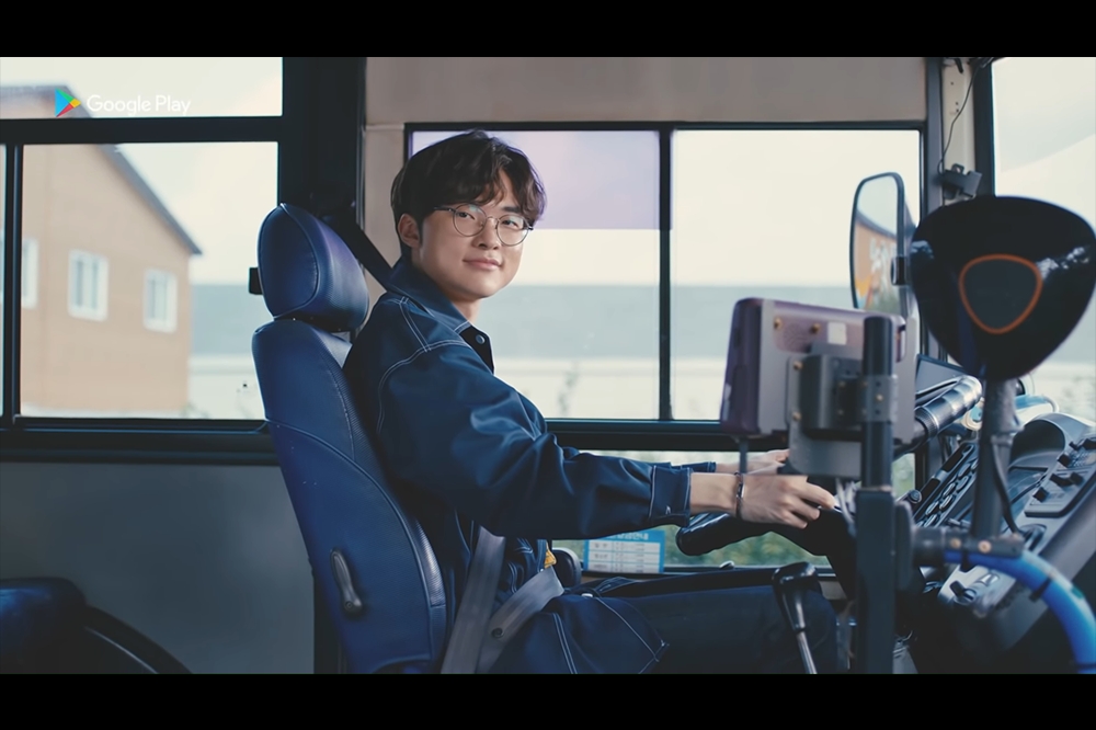 Faker在《英雄聯盟：激鬥峽谷》廣告中擔任公車司機，邀請玩家趕緊上車(攝自 Google Play Korea)