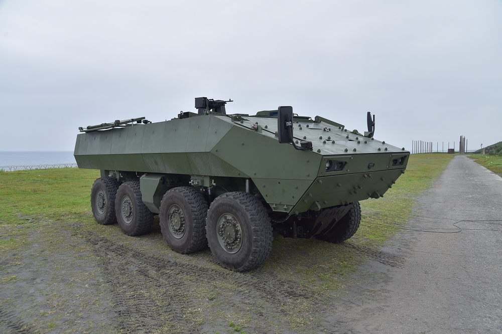 105公厘輪型戰砲甲車以雲豹甲車M2樣車（圖）為載台，運用「打帶砲」戰術，可在都市機動支援。（軍備局提供）