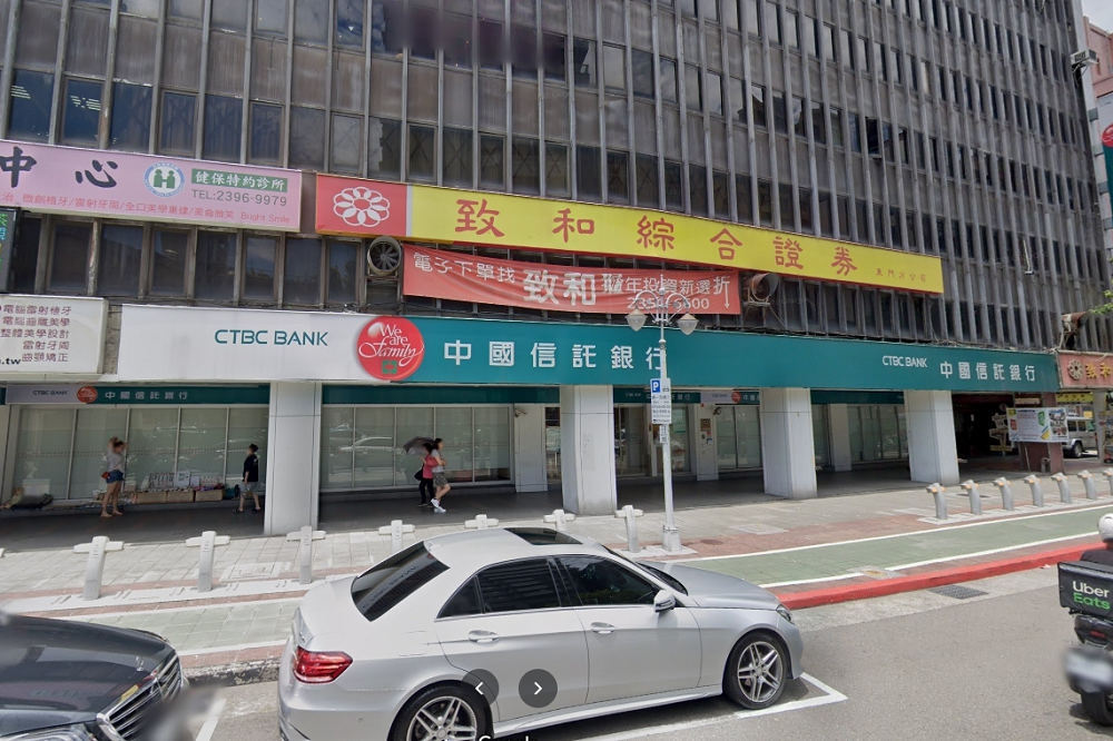 台北市中國信託銀行東門分行傳搶案，民眾現領42萬現金遭搶劫，目前轄區警方正在全力追查搶匪下落。（取自Google Map）