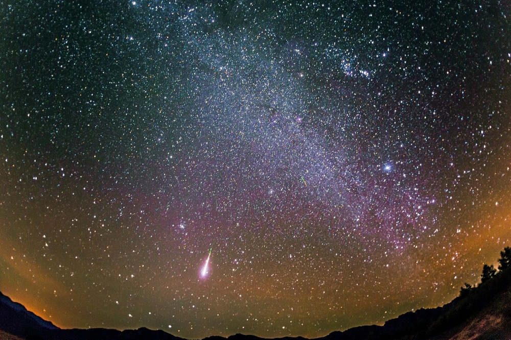 獵戶座流星雨將在20日達到極大，每小時數量可達20顆，晚間十點半後至隔日天亮前都可觀賞。（台北市立天文館提供）