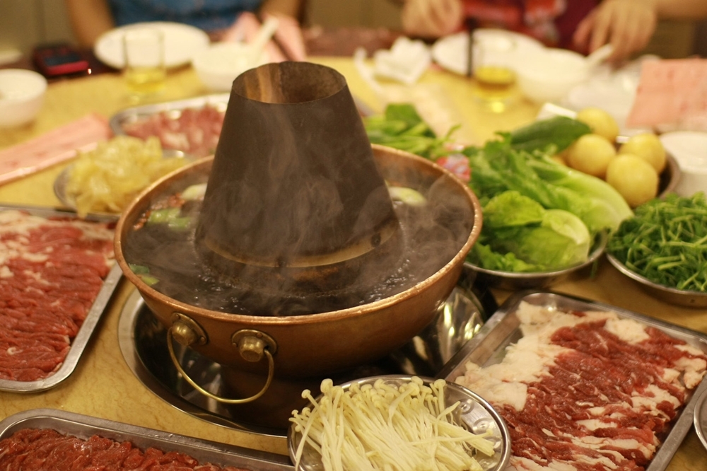 現代中國的羊肉火鍋（2011 © 凌智 (Suzuki) , 月圆火锅 @ Flickr, CC BY-SA 2.0.）