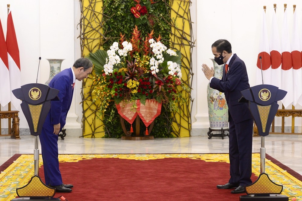 菅義偉造訪印尼會見印尼總統佐科威。（湯森路透）