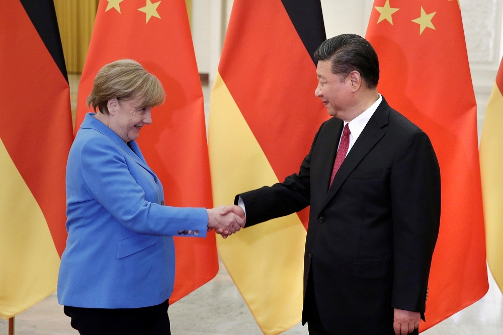 習近平於2017年7月訪問德國會見德國總理梅克爾。（湯森路透）