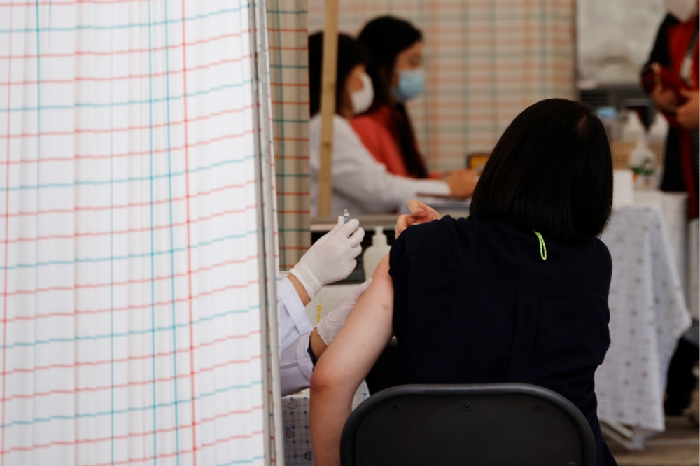 準備接種公費流感疫苗的南韓民眾。（湯森路透）