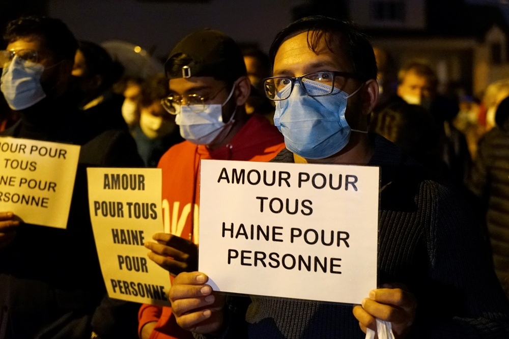 法國民眾齊聚街頭對帕蒂斬首案一事示威並表達哀悼（湯森路透）。