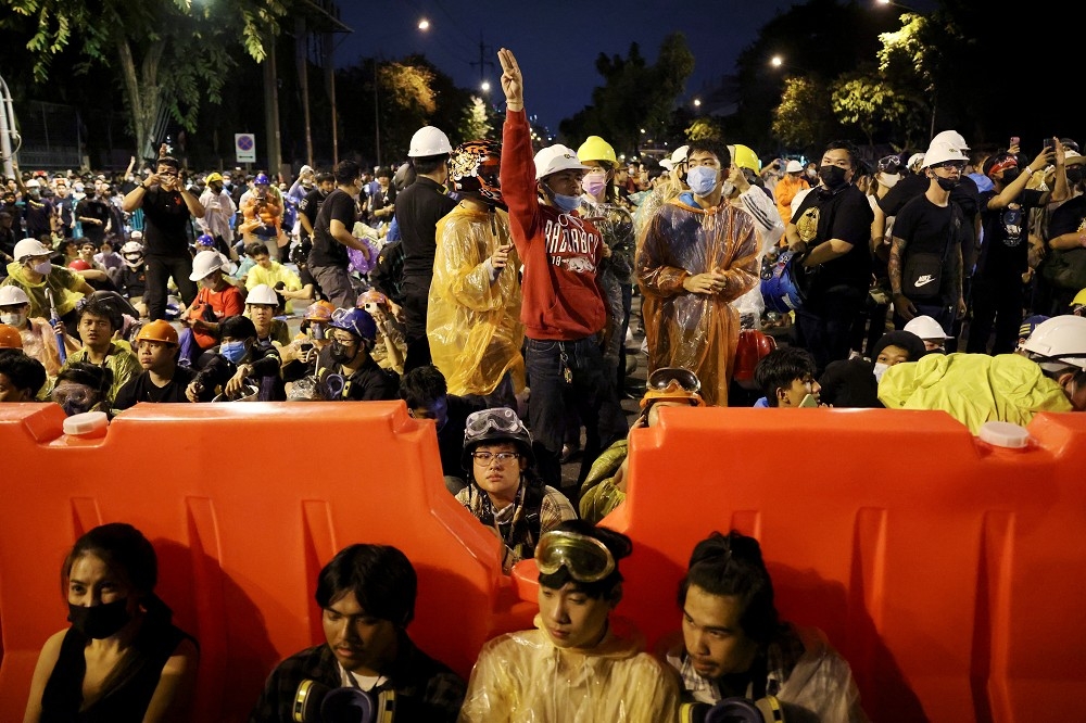 21日晚間泰國曼谷的抗議人潮。（湯森路透）