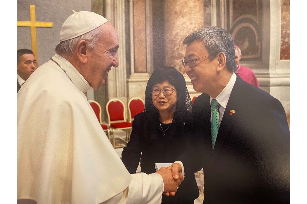 前副總統陳建仁於臉書對教宗「挺同性民事結合」表態，藉機公開2019年與教宗的合照。（取自陳建仁臉書）
