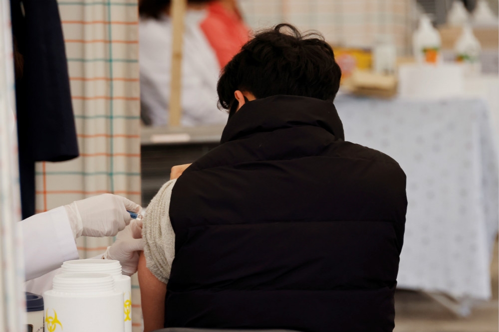 接受公費流感疫苗接種的南韓民眾。（湯森路透）