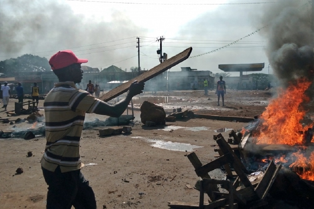 西非國家幾內亞大選爭議引發衝突不斷，圖為反對派支持者焚燒就傢俱抗議。（湯森路透）