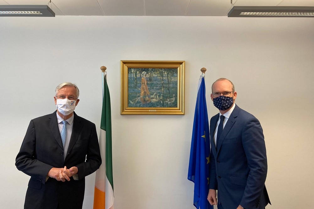 愛爾蘭外長柯伏尼（右）與歐盟談判代表巴尼耶。（柯伏尼推特）