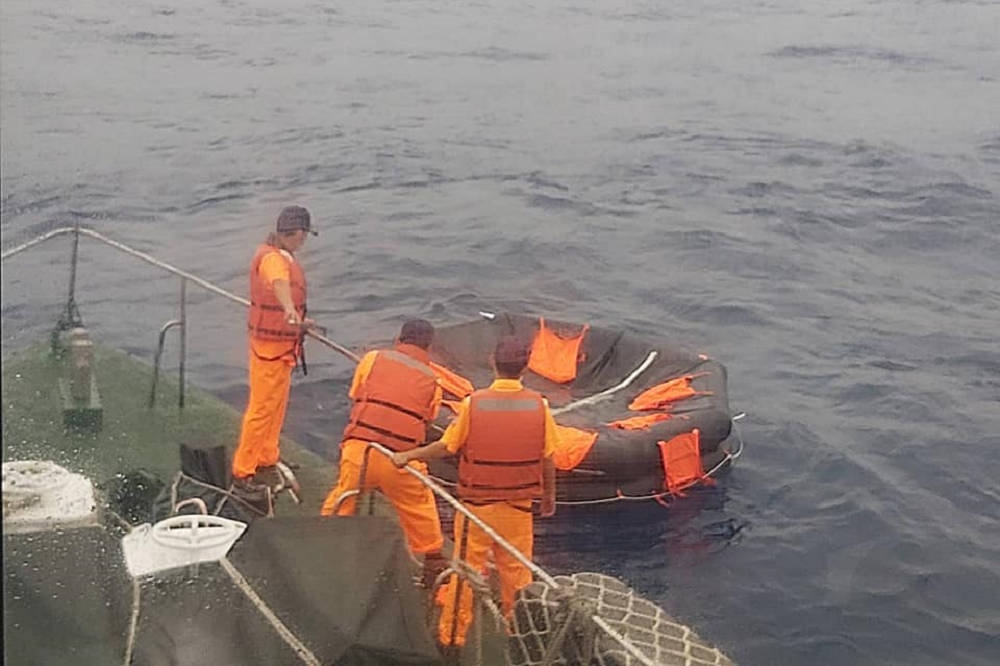 海巡署23日晚間獲報一艘吐瓦魯籍貨船在高雄外海沉沒，到場時僅發現5名穿救生衣船員在海上漂浮，仍在搜尋剩餘5名失蹤船員。（海巡署艦隊分署提供）