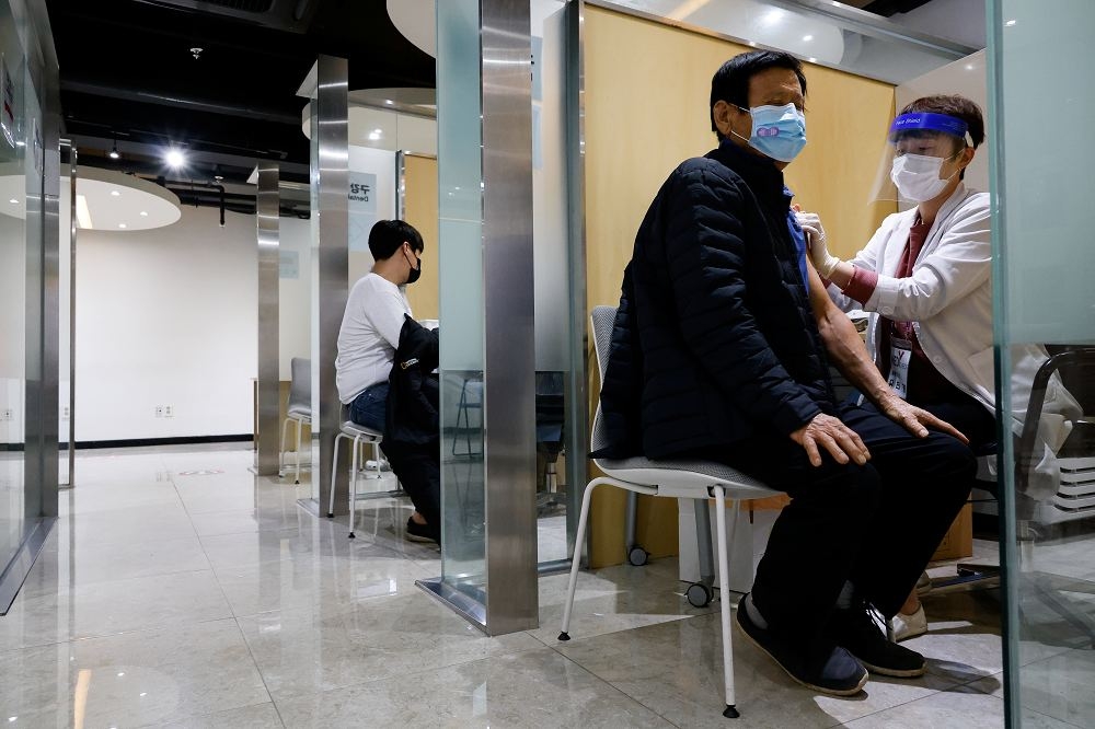 南韓民眾接種流感疫苗。（湯森路透）
