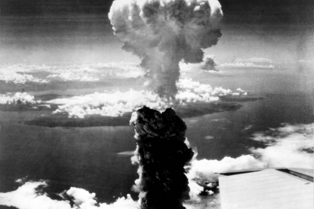 攻擊長崎的「胖子」原子彈在高空爆炸留下的蕈狀雲。（湯森路透）