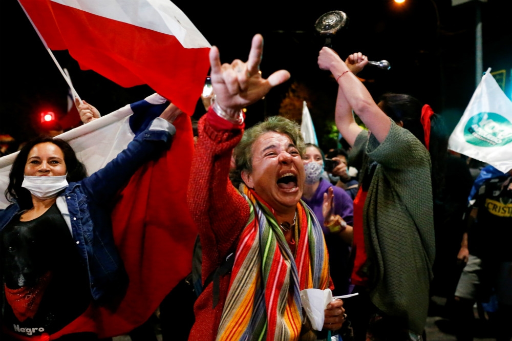 得知公投過關，支持制定新憲法的智利民眾興奮大吼。（湯森路透）