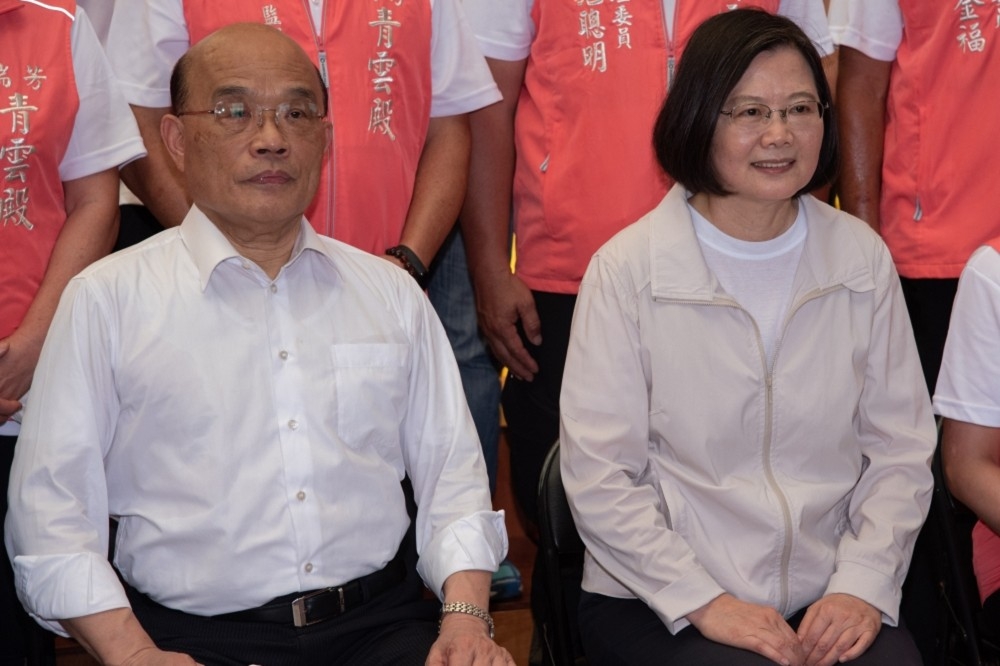 民調顯示，蔡英文（右）以19.7%的民調當選台灣最受歡迎政治人物，蘇貞昌（左）
則以15.2%高居最討厭的政治人物第一。（資料照片／蔣銀珊攝）