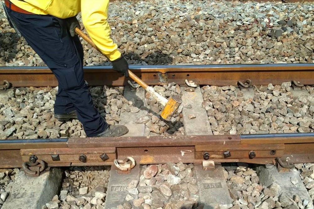 台鐵「台南新市到永康」間路線受到異常影響，導致早上南下及北上列車都有延誤，現在證實原因竟是出現「19公分斷軌」。（台鐵局提供）