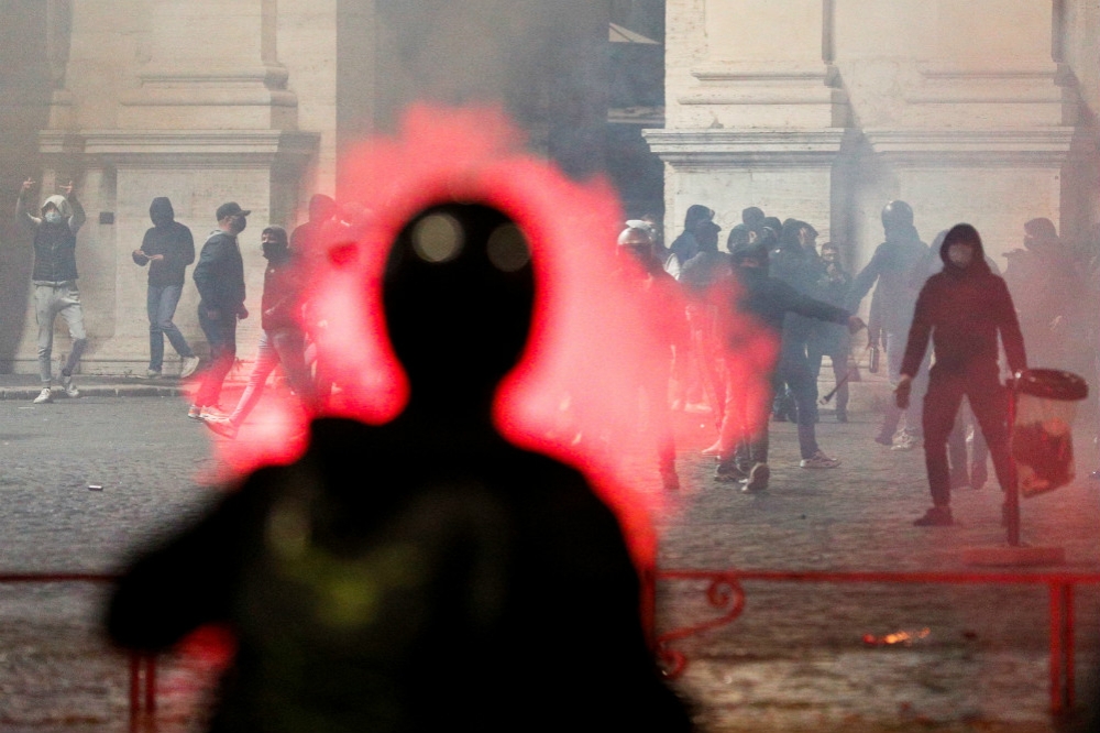 羅馬警察與反宵禁抗爭群眾對峙。（湯森路透）