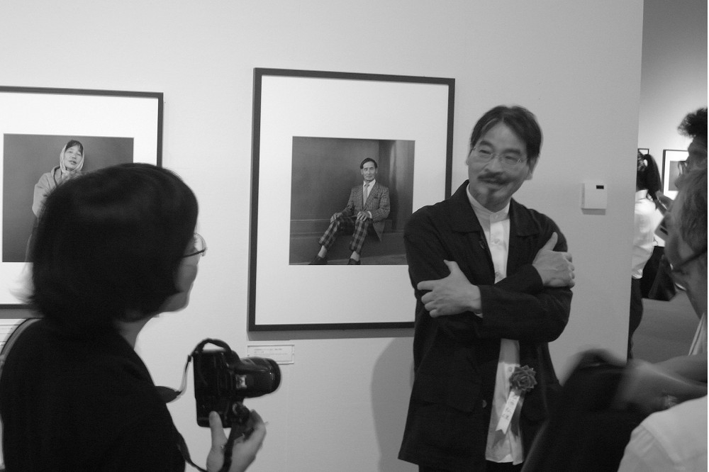 日本當代攝影家鬼海弘雄（右一）走了。他的攝影和隨筆都有當代藝術難得的溫柔。（維基百科）