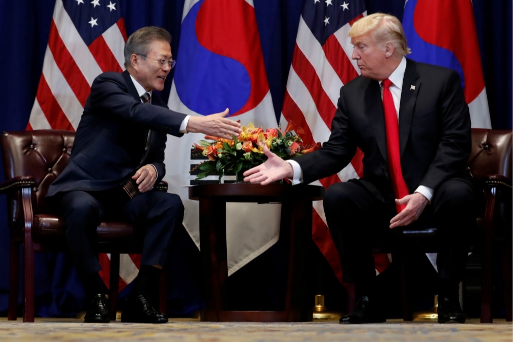 南韓總統文在寅（左）與川普（右）於聯合國會面。（湯森路透）