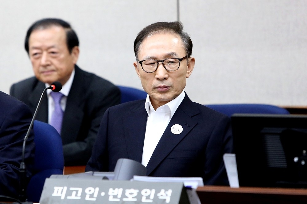 韓國前總統李明博出庭應訊。（湯森路透）