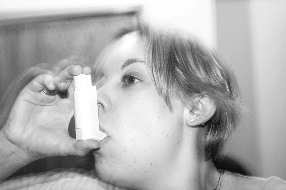 （取自 2007 © Brandy, Day 99--Asthma Sucks @ Flickr, CC BY-SA 2.0.）