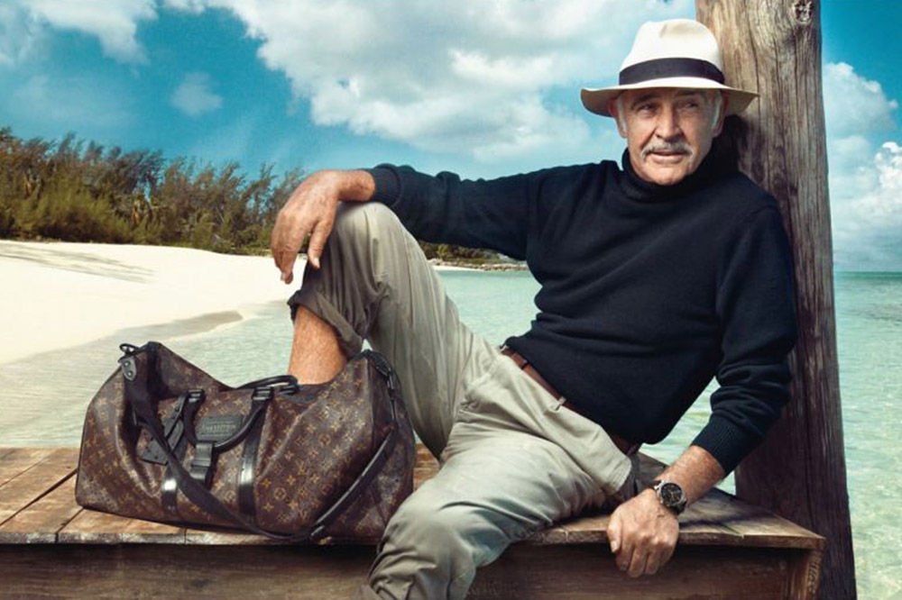 史恩康納萊2008 年受邀擔任法國精品品牌LOUIS VUITTON形象代言人，當時78歲的他依舊魅力十足。（翻攝自LV廣告）