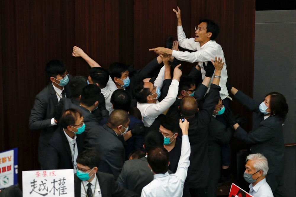 香港立法法會5月初因內部選舉爆發肢體衝突。（湯森路透）