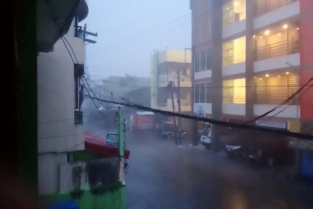 強颱天鵝（Typhoon Goni）在索索貢市（Sorsogon City）登陸。（湯森路透）