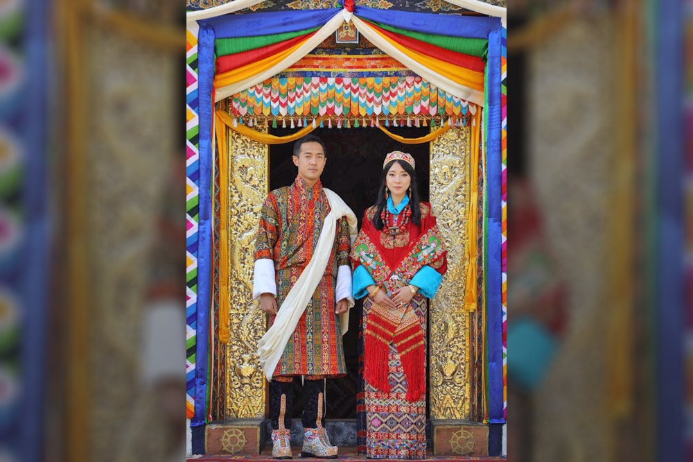 不丹國王最小的妹妹、尤普瑪公主（右）出嫁，新郎是王后吉增佩瑪胞弟諾布（左）。（圖片取自國王旺楚克臉書）