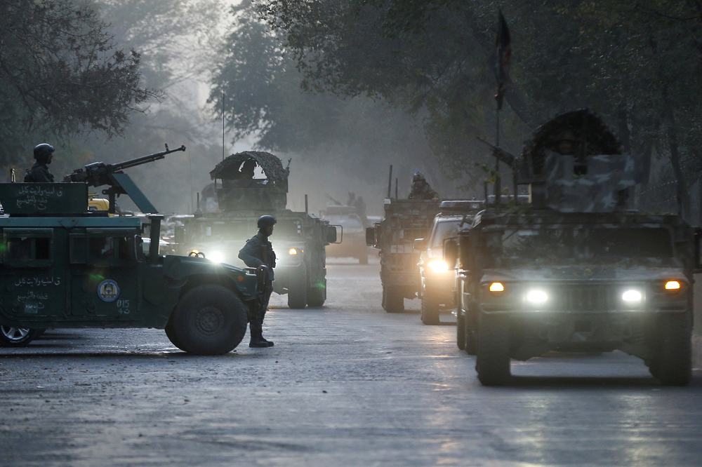 阿富汗安全部隊在槍擊案發生後，於現場維持秩序。（湯森路透）
