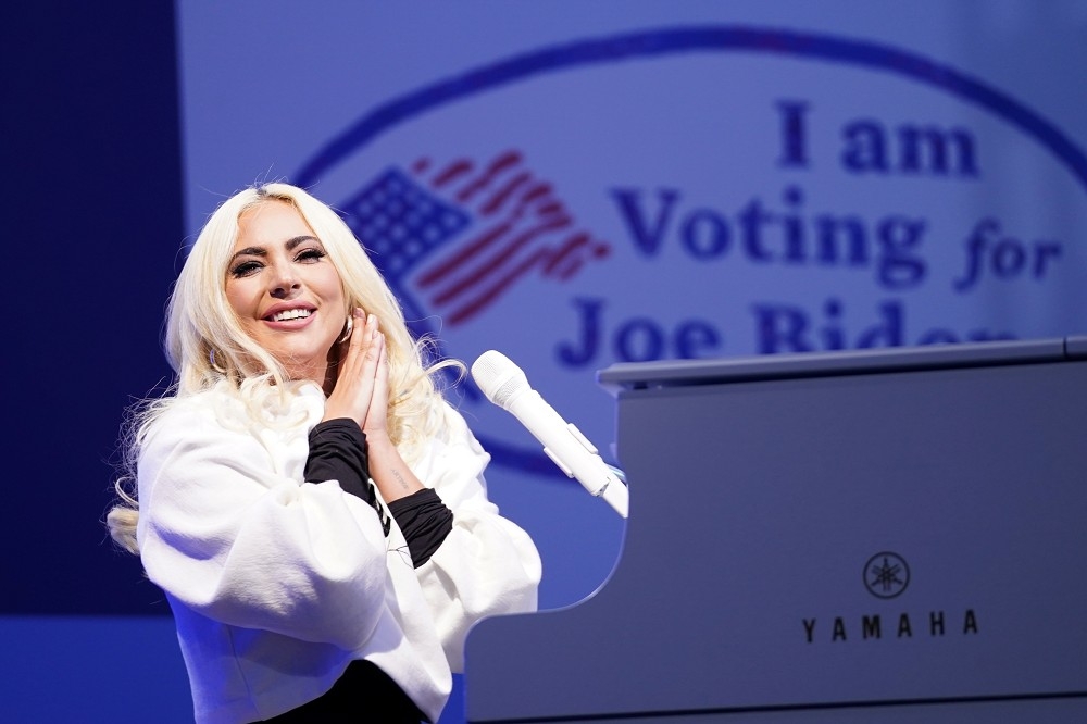 美國歌手Lady Gaga給民主黨總統參選人拜登站台演唱。（湯森路透）