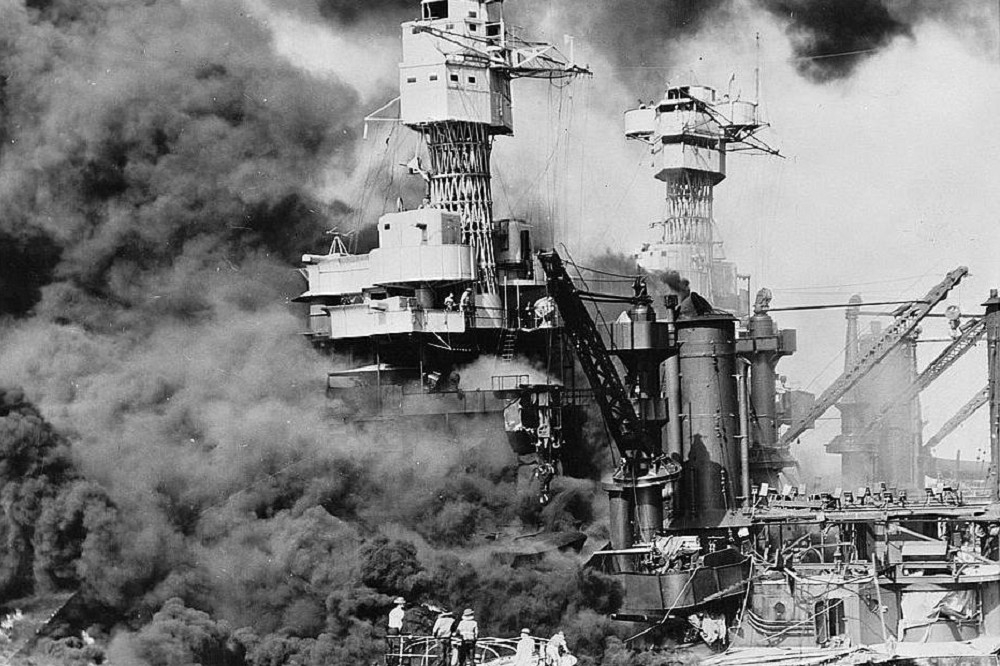 1941年12月8日，日本以海軍艦載機偷襲美國太平洋艦隊的總部──夏威夷的珍珠港──造成美國艦隊巨大損失。（維基百科）