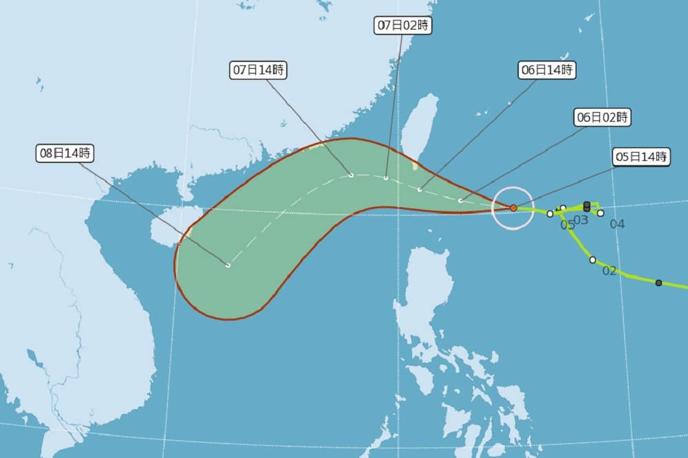 今年第20號颱風「閃電」上午8點30分發布海上颱風警報，中央氣象局表示，預估晚上8點30分會再發布陸上颱風警報，屆時台東縣、屏東縣皆可能納入警戒範圍。圖為最新颱風路徑。（取自中央氣象局）