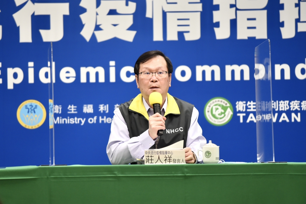 指揮中心發言人莊人祥5日於記者會公布一名新增境外移入個案，為自捷克返國的台灣藉女性。（張哲偉攝）