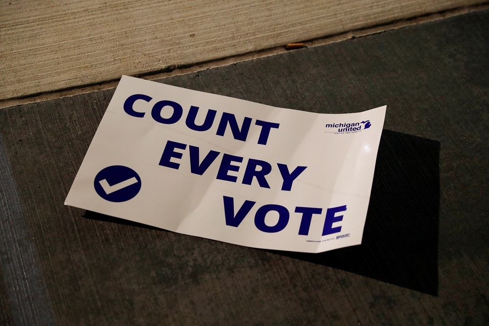 選民呼籲應「確實計算每一張選票」。（湯森路透）
