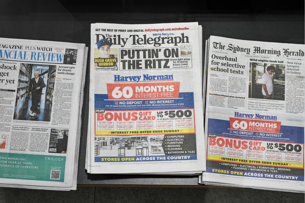 澳洲主流紙本媒體，包含新聞集團旗下的《每日電訊報》（中）。（湯森路透）